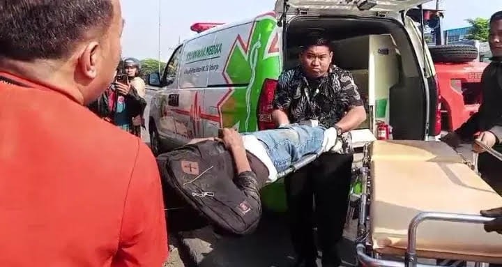 EVAKUASI: Kondisi korban usai terjungkal dari motornya di Bypass Krian, Sidoarjo, Selasa (15/7).