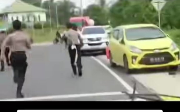 Beredar sebuah video aksi kejar-kejar petugas kepolisian dengan pengendara yang tiba-tiba menyerang saat Razia