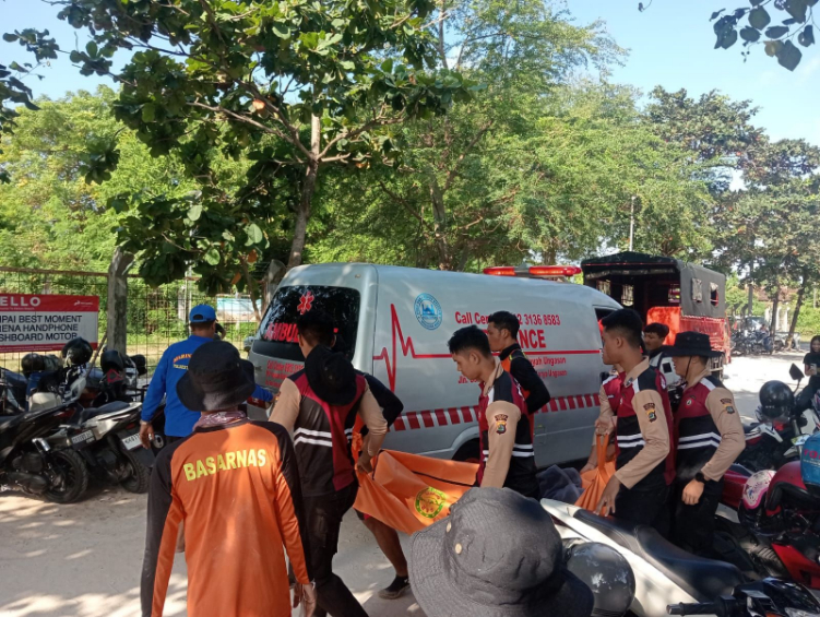 Jenazah Made Pendi yang ditemukan mengambang di Pantai Balangan dievakuasi tim SAR