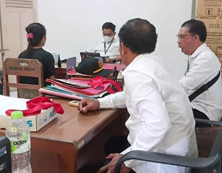 1 Warga Tertangkap Basah Buang Sampah ke Aliran Sungai jalan Batukaru