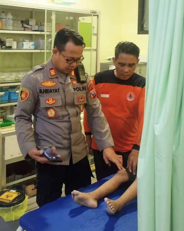 Kapolsek Gambiran AKP Badrodin Hidayat mengecek kondisi jenazah AJ di RS Al Rohmah, Desa Jajag, Kecamatan Gambiran pada Senin (14/7) malam.