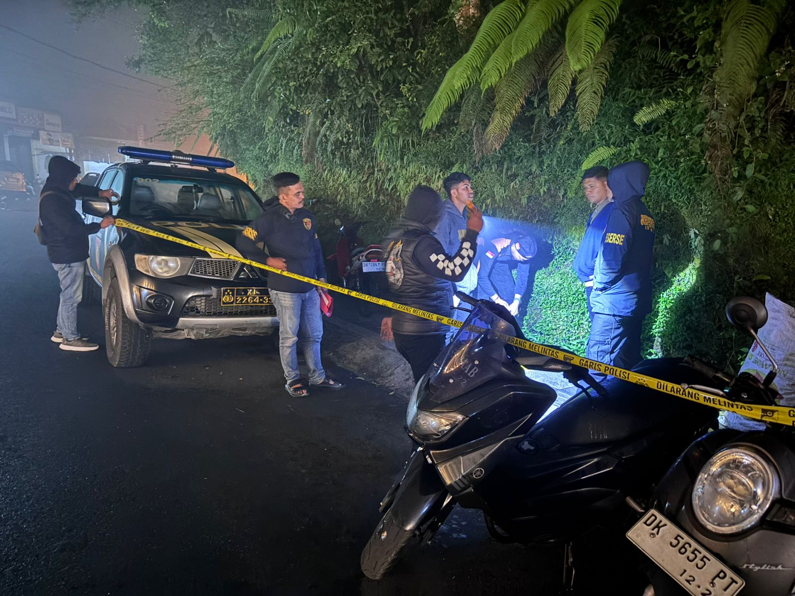 Polisi memasang police line di TKP motor hilang Jalan Raya Penelokan, Desa Batur Tengah, Kecamatan Kintamani, Bangli.&nbsp;