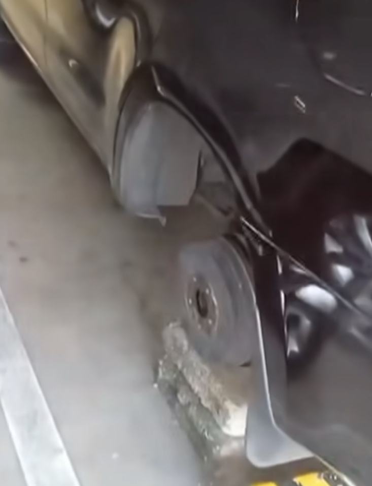 BAN HILANG: Potongan video yang menunjukkan insiden kehilangan ban mobil di area parkir Terminal Internasional Bandara I Gusti Ngurah Rai Bali viral di media sosial