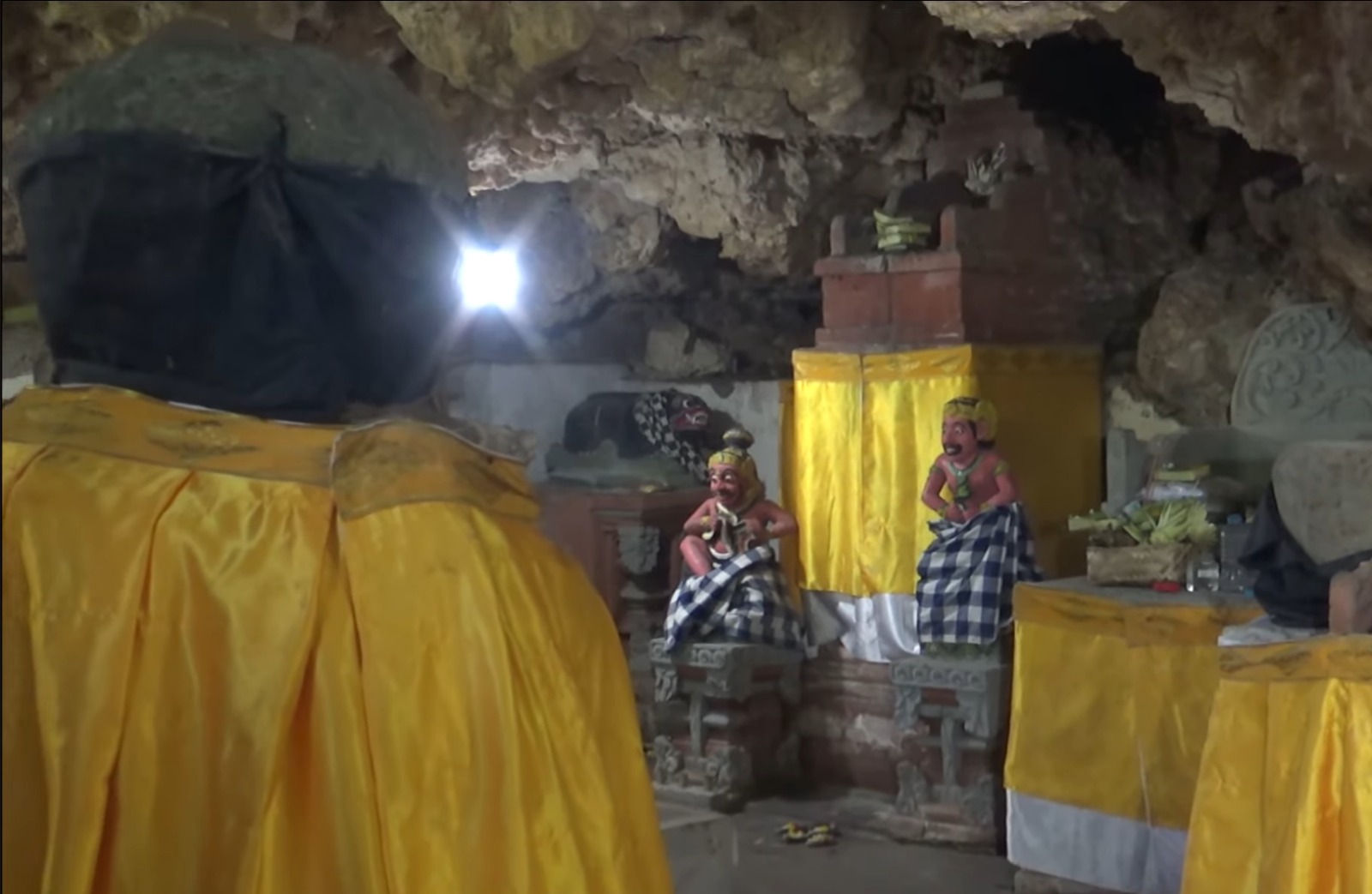 Pura Dalem Batu Meguwung di Desa Jimbaran, Kecamatan Kuta Selatan