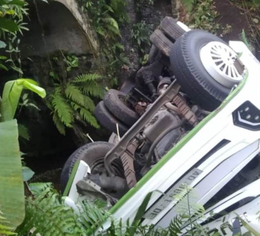 Kondisi truk bermuatan pasir usai terperosok ke jurang di Desa Budakeling, Karangasem.