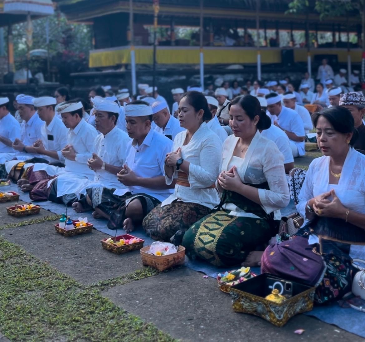 Pemerintah Kabupaten Jembrana melaksanakan Bhakti Penganyar serangkaian Karya Pujawali di Pura Mandara Giri Semeru Agung, Kabupaten Lumajang, Jawa Timur