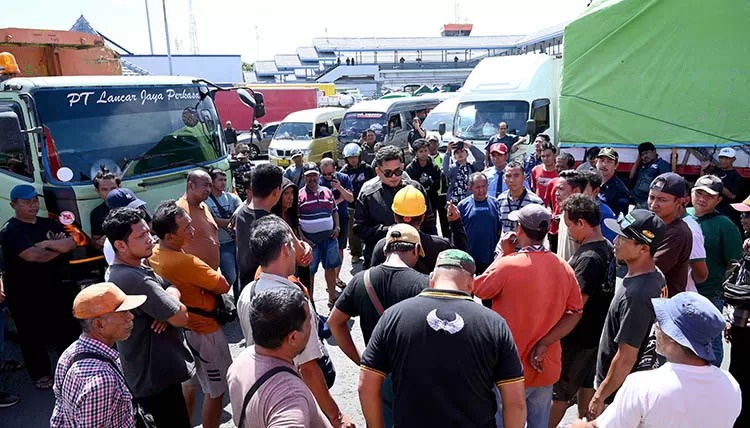 ADU JOTOS: Sopir dan petugas ribut di pintu masuk Pelabuhan Ketapang Banyuwangi. Satu satpam kena salam olahraga.