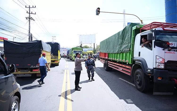 Sebanayak 15 kapal LCT dilarang berlayar di Selat Bali