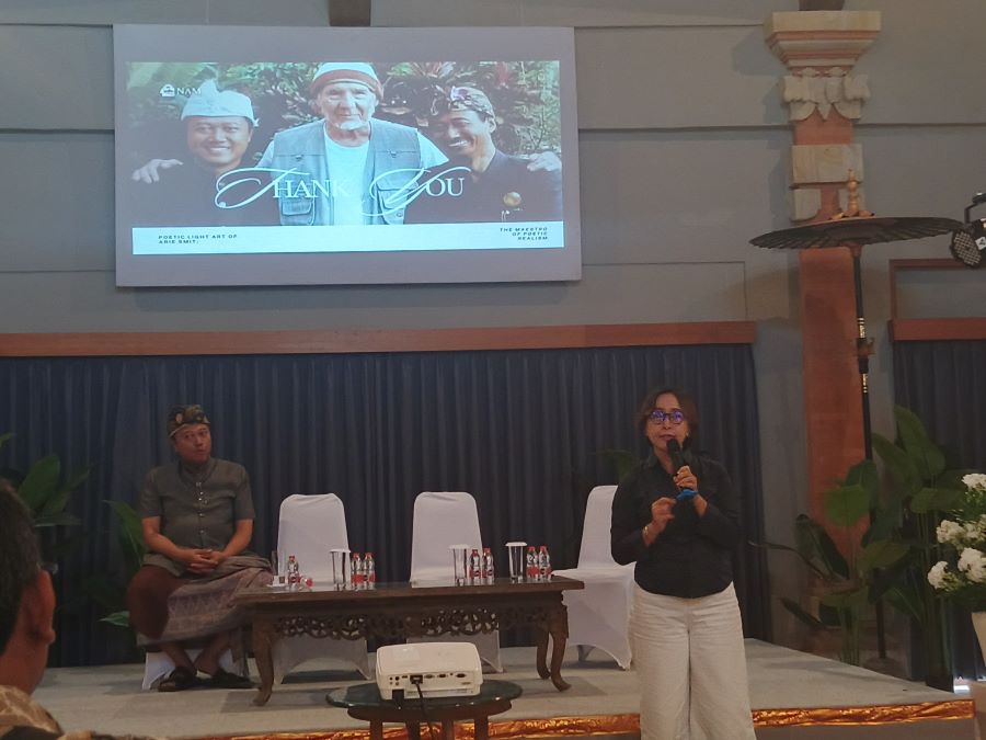 Dr.P.M Kardi Suteja saat melakukan jumpa pers terkait pameran Poetic LightArt of Arie Smit di Neka Art Museum, Jalan Raya Sanggingan, Ubud, Gianyar Rabu (16/7/2025).