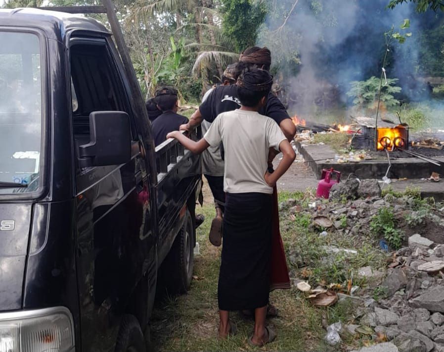 Prosesi mangkisan di gni Made Pendi, warga Lingkungan Jasri Kaler, Karangasem, Rabu (16/7/2025).