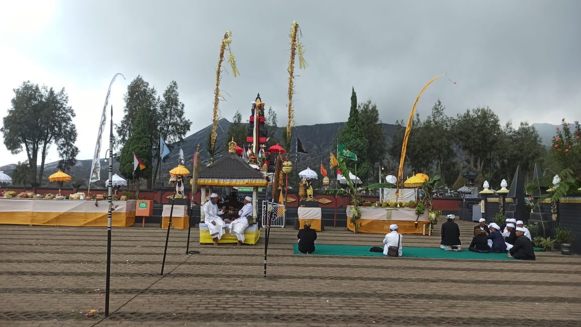 Pura Luhur Poten Bromo di kawasan Tengger, Jawa Timur begitu dijaga kesuciannya dengan memperhatikan etika