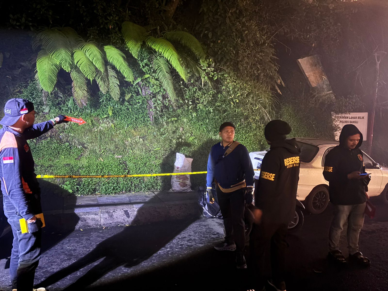 Polisi melakukan olah TKP pencurian sepeda motor di Jalan Raya Penelokan, Kintamani, Kabupaten Bangli, Bali, Selasa (15/7/2025).