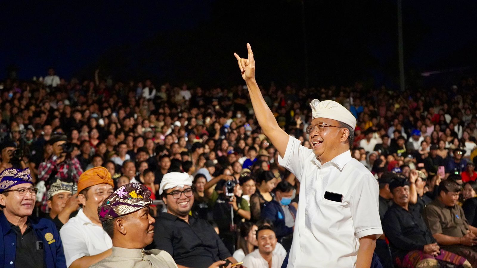 PENUHI JANJI: Gubernur Bali Wayan Koster