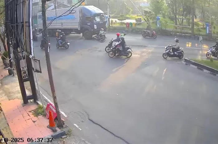 TABRAK: Tangkapan layar kamera CCTV warga saat kakek dan cucunya tertabrak truk