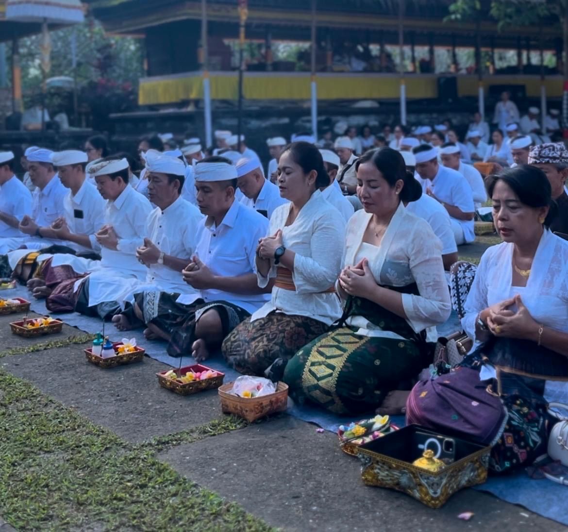 Pemkab Jembrana ngaturang bhakti penganyar di Pura Mandara Giri Semeru Agung, Kabupaten Lumajang, Jawa Timur, Kamis (17/7/2025).