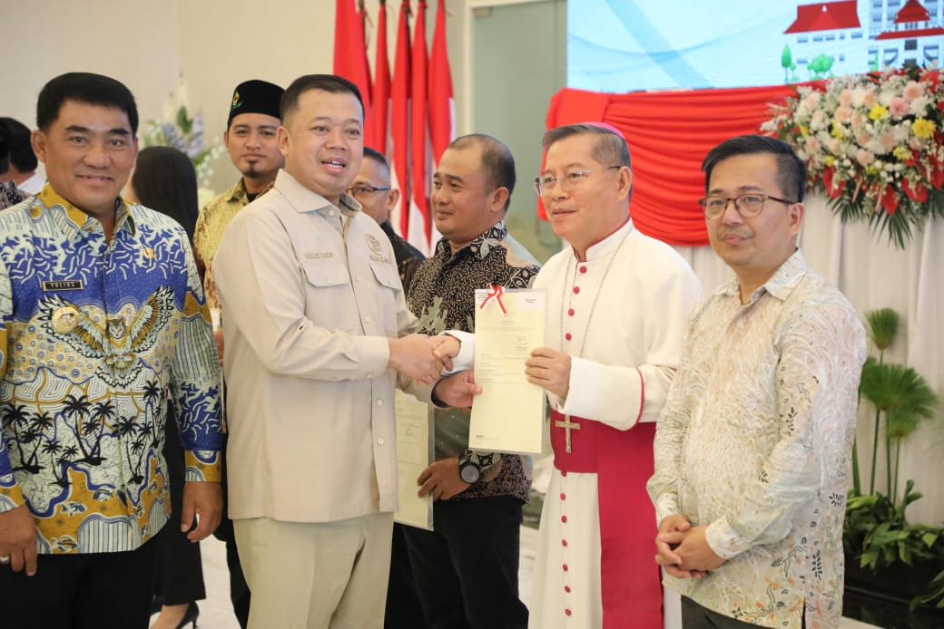 Menteri Nusron Serahkan Sertipikat di Sulut