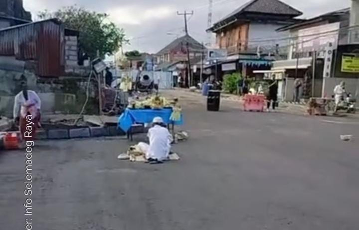 Jalan ambles di depan pasar Bajera sudah rampung dan dilaksanakan melaspas alit
