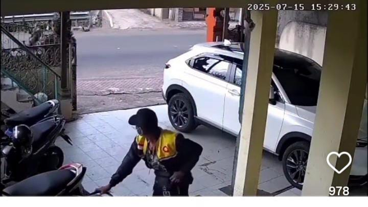 Pelaku pembobol sepeda motor terekam CCTV