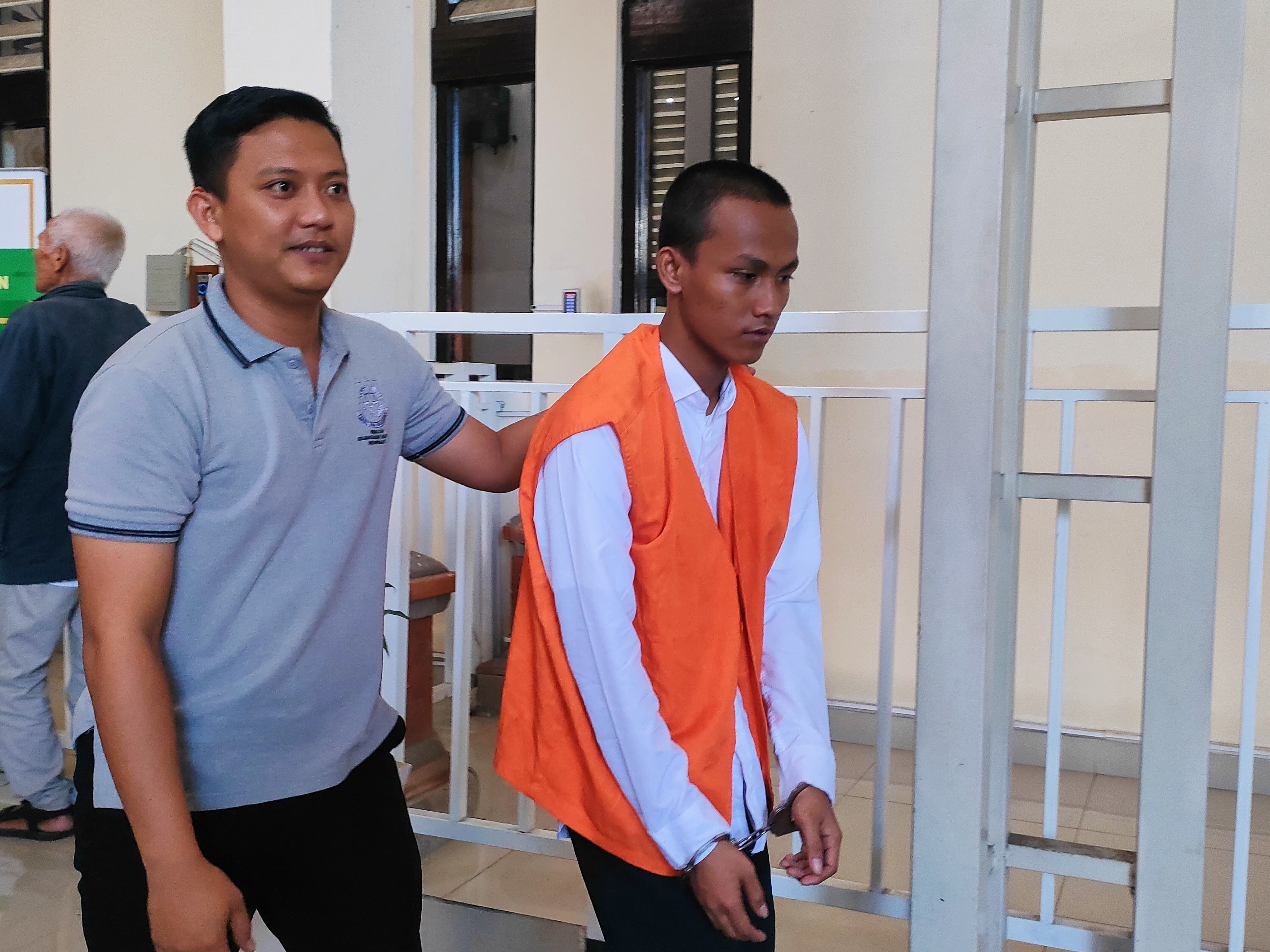 Terdakwa kasus pers*tub*han terhadap anak di bawah umur Rubi Wicaksono. (Bali Express/I Gede Paramasutha)