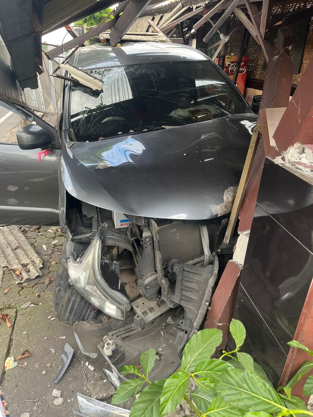 HANCUR: Kondisi Warung Babi Guling Men Lari yang ditabrak oleh mobil pada Jumat (18/7) pagi. (Bali Express/Istimewa)