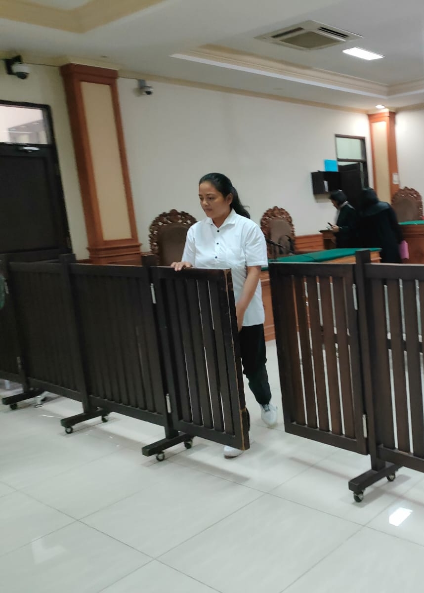 Terdakwa Ni Wayan Budiastuti, 34, jalani sidang perdana di Pengadilan Tindak Pidana Korupsi (Tipikor) Denpasar pada Jumat (18/7). (Bali Express/I Gede Paramasutha)