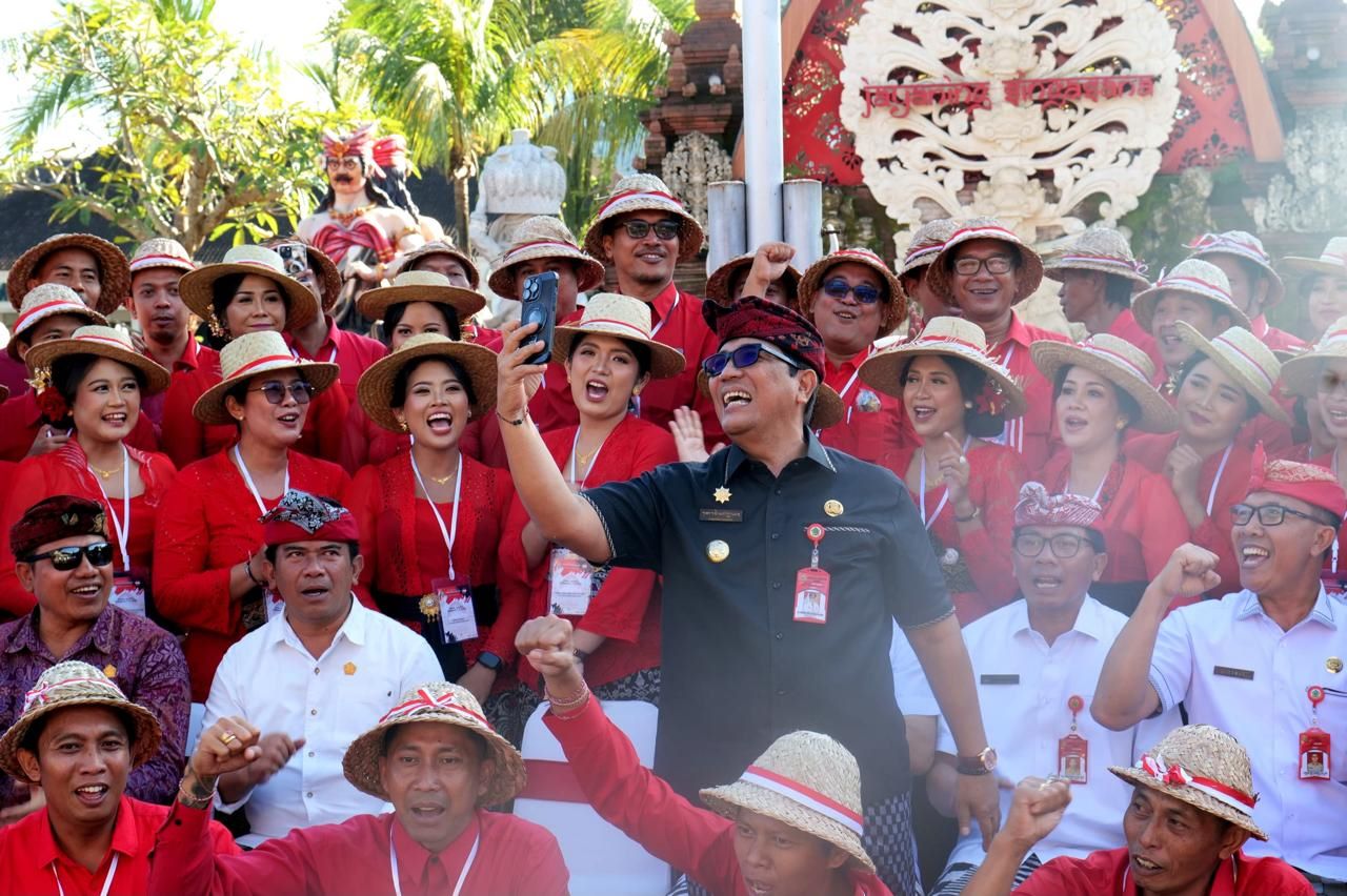 PPPK Tabanan dilantik dengan mengenakan topi klangsah, Kamis (17/7/2025).