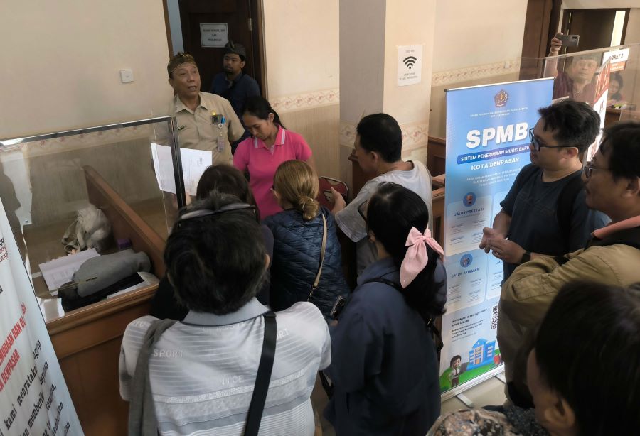 Orang tua mendatangi kantor Disdikpora Denpasar karena anaknya gagal masuk SMP negeri.