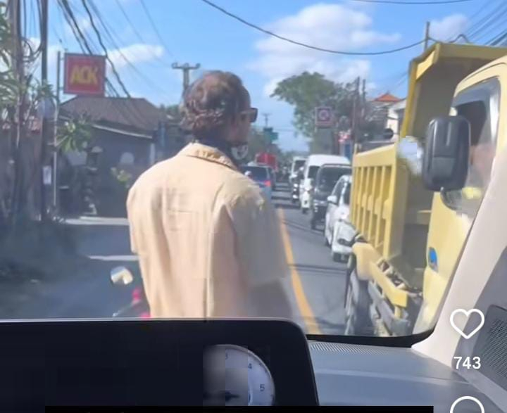 Seorang bule terlibat cekcok dengan sopir truk di jalan Uluwatu, Badung