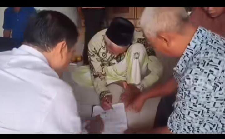 Penandatangan surat pernyataan antara Guru AZ dan orang tua siswa