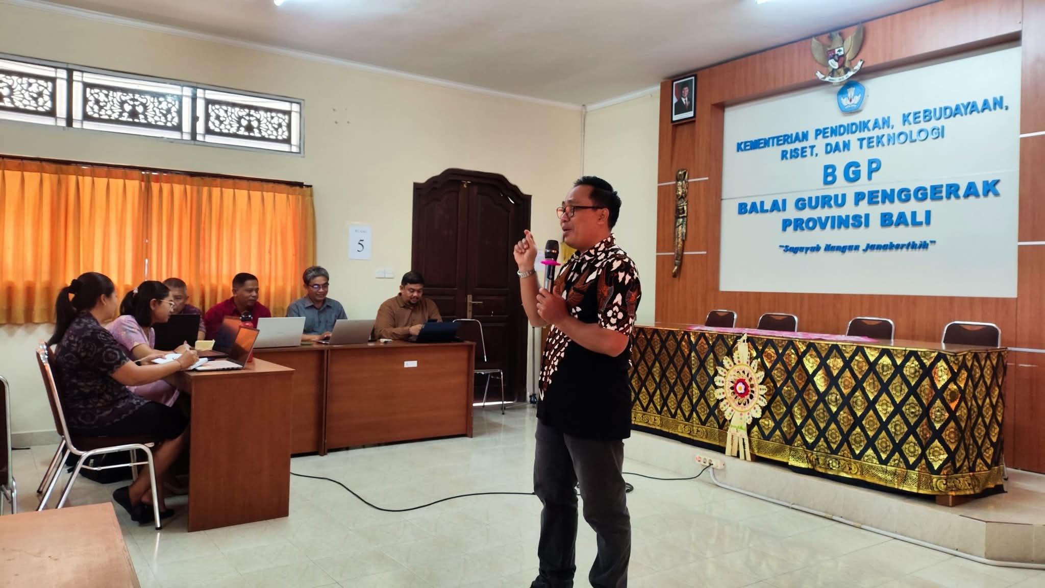 Gede Benny Kurniawan, M.Pd, Kepala SMAN 2 Tejakula saat menjadi narasumber di berbagai seminar