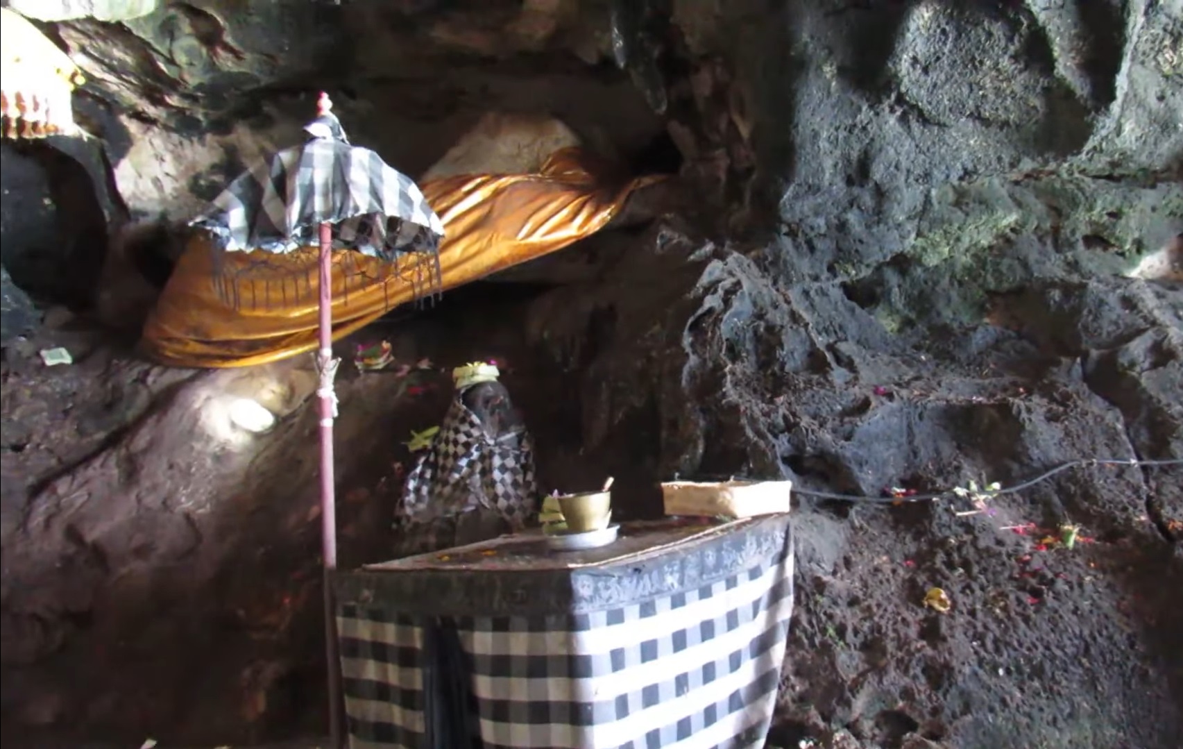 Lingga di Pura Dalem  Batu Pageh