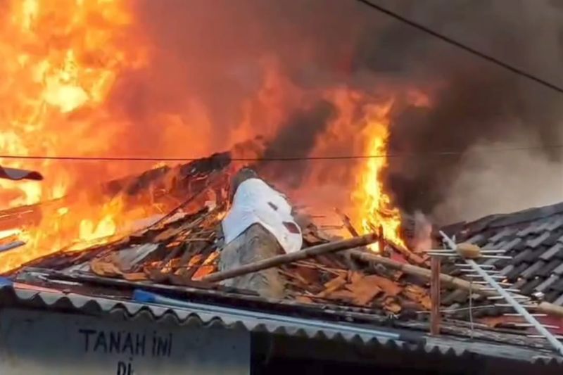 Kebakaran melanda Jalan Kutilang 28, RW 02, Bukit Duri, Tebet, Jakarta Selatan dengan korban empat anak tewas, Sabtu (19/7/2025).