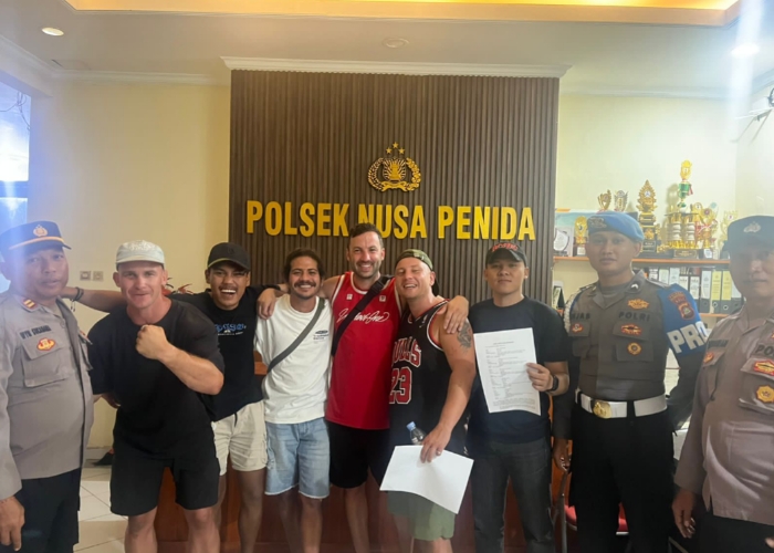 MEDIASI : Aparat kepolisian mengamankan perkelahian antara tiga WNA dan dua WNI di sebuah bar kawasan Banjar Nyuh, Nusa Penida, Sabtu malam (19/7/2025).