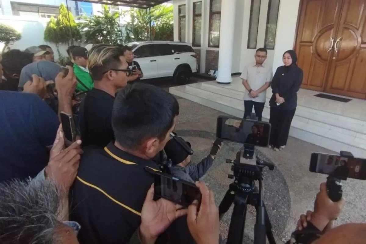 Wakil Bupati Garut Luthfianisa Putri Karlina (kanan) bersama suaminya Maula Akbar.