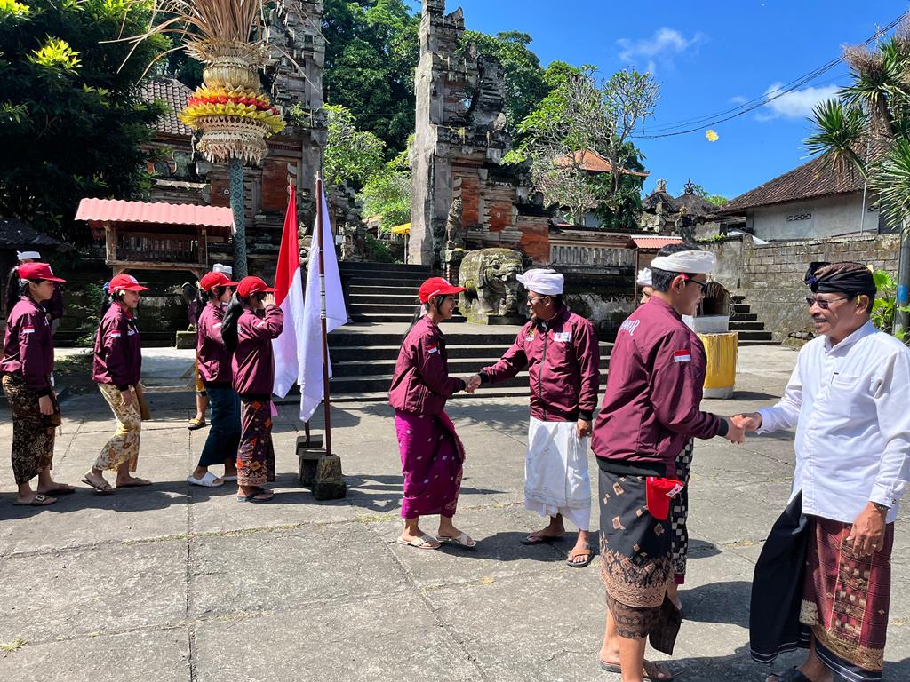 LEPAS: Pelepasan Kontingen PMI Kabupaten Gianyar di Pura Bukit Dharma Durga Kutri, Desa Buruan, Kecamatan Blahbatuh, Jumat (18/7).