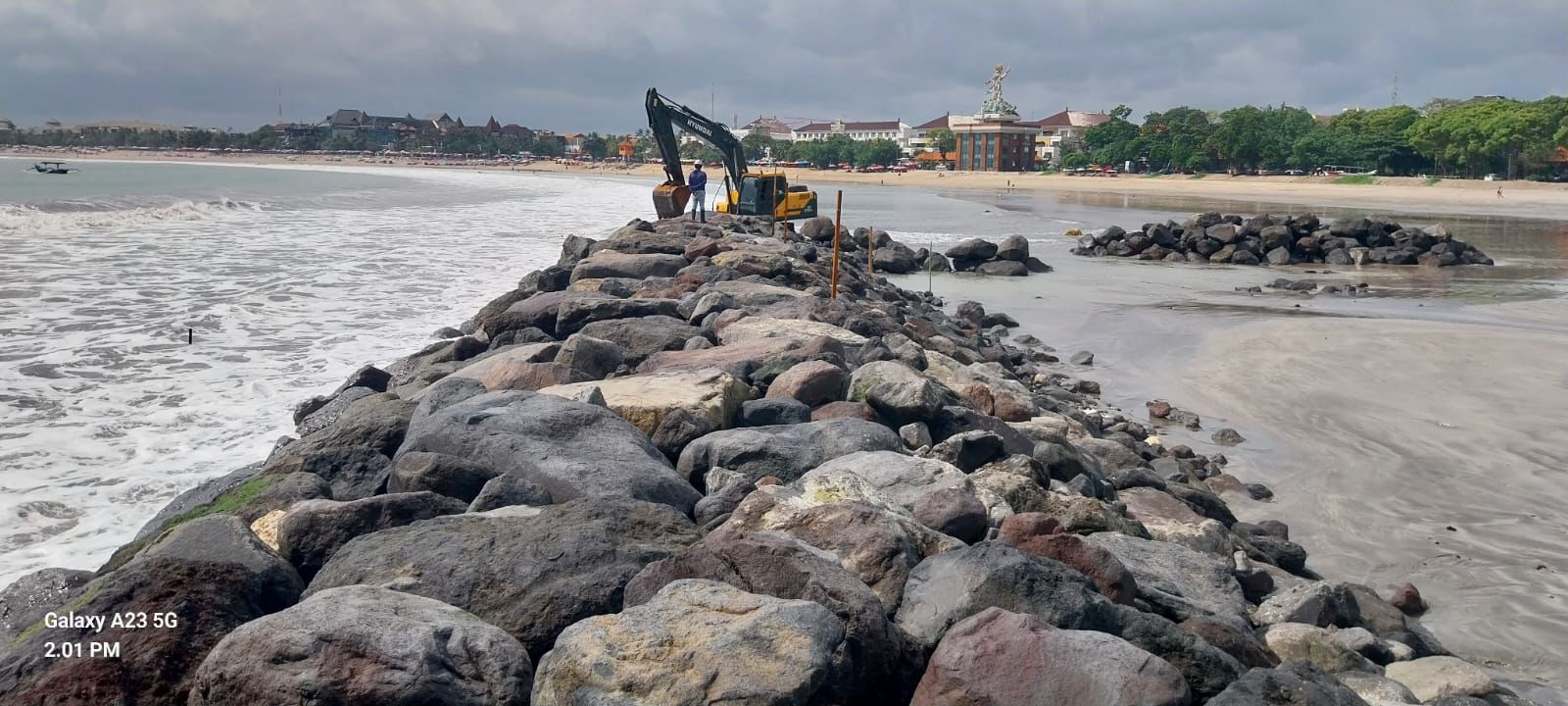 PEMBANGUNAN: Proses pembangunan breakwater di Pantai Kuta, yang saat ini sedang dikerjakan BWS Bali-Penida.