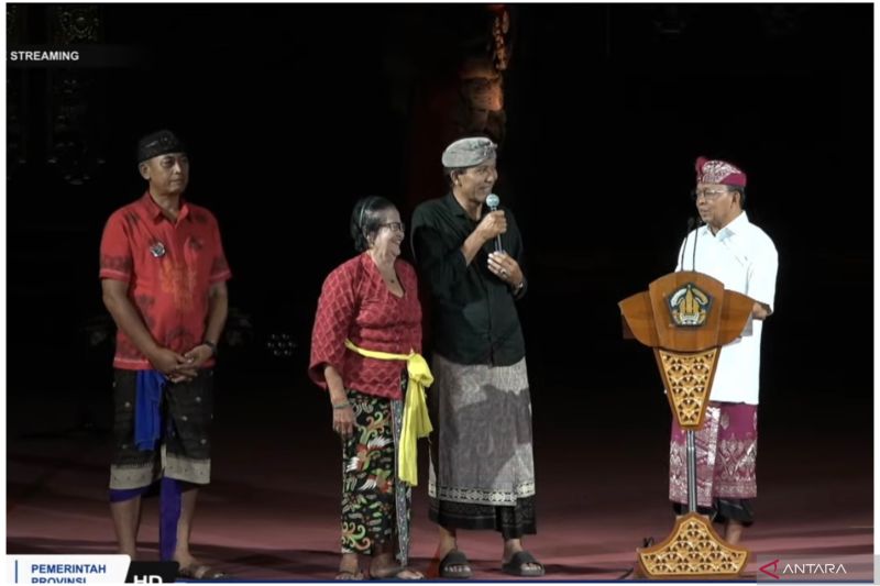 Tangkap layar Gubernur Bali Wayan Koster bersama pedagang dan pengunjung Pesta Kesenian Bali saat penutupan di Denpasar, Sabtu (19/7/2025).