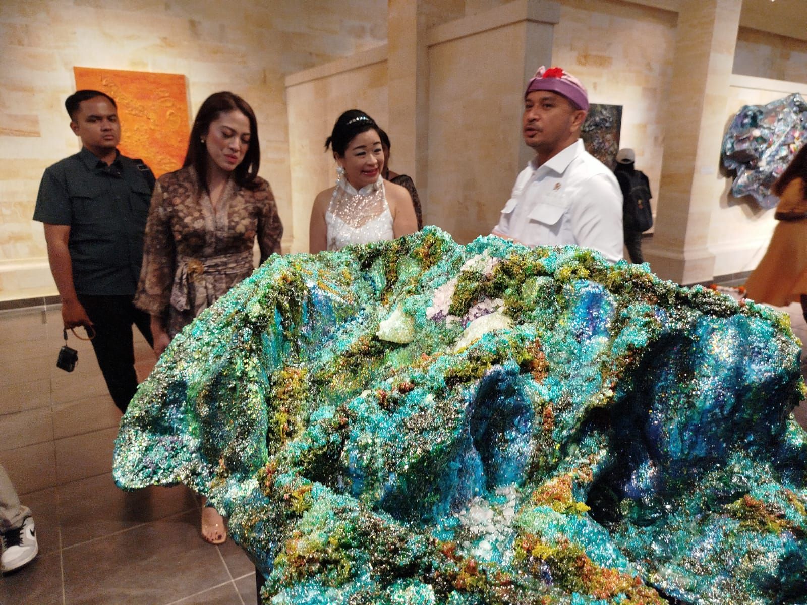 Menteri Kebudayaan, Giring Ganesha saat menghadiri konferensi pers Ppameran &lsquo;Inner Sacred Alchemy&rsquo; Museum Puri Lukisan Ubud pada (19/7/2025).
