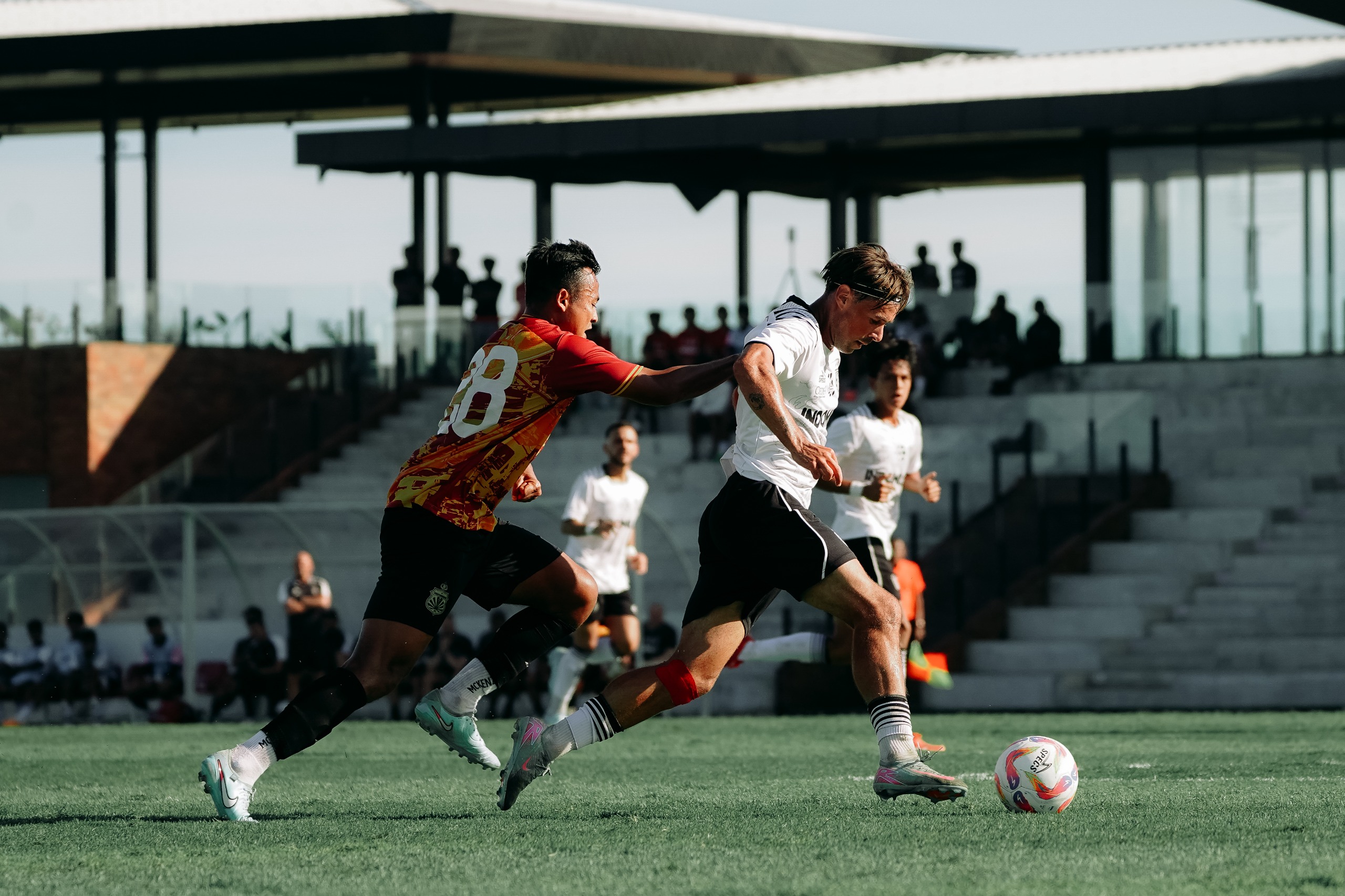 Winger anyar Bali United,  Thijmen Goppel menggiring bola saat uji coba melawan Bhayangkara Presisi Lampung FC, Sabtu (19/7/2025).