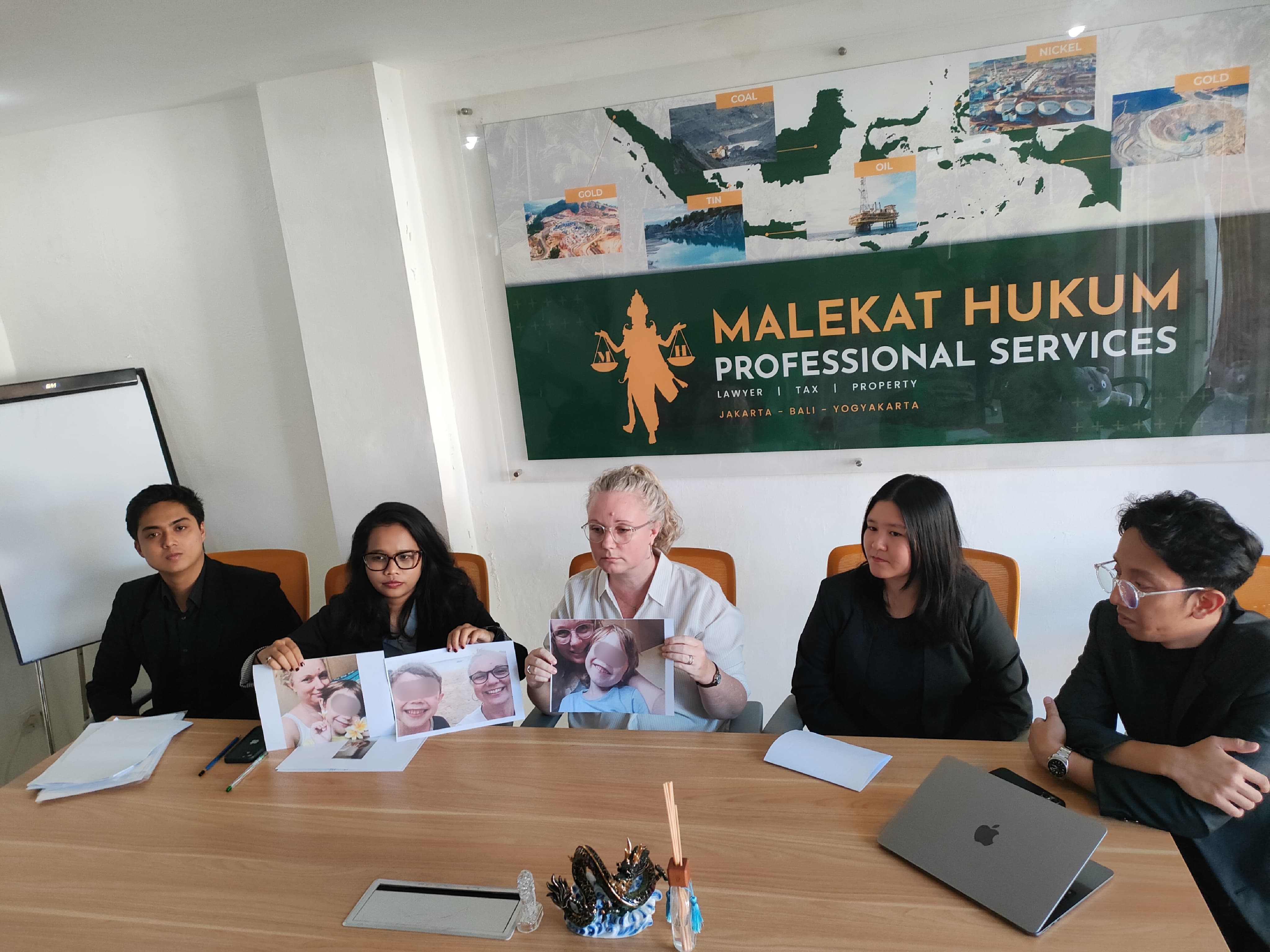 Kate (tengah) didampingi Kuasa Hukumnya Bayu Pradana, I Gusti Agung Bagus Oka Wijana, Bening Dian Pertiwi, dan Anna Fransiska dari Kantor Malekat Hukum Law Firm. (Bali Express/I Gede Paramasutha)