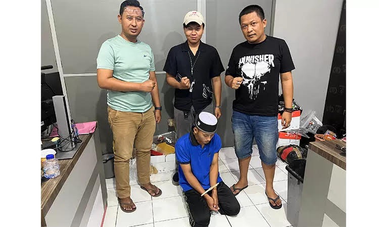 TERSANGKA: Imam Samudra (duduk) yang diamankan Unit Reskrim Polsek Kejayan.