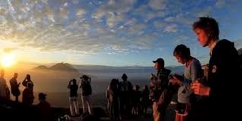 Ilustrasi panorama Gunung Batur yang berhawa dingin di Bali.