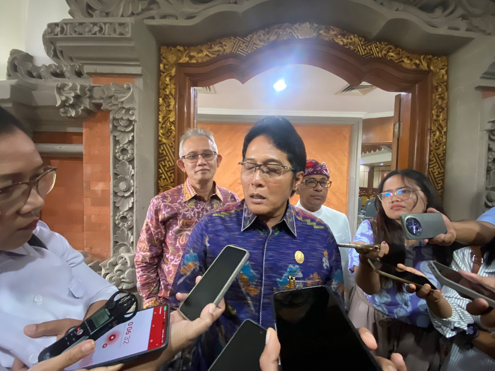 JAMINAN: Wakil Gubernur Bali, I Nyoman Giri Prasta diwawancara usai menghadiri Rapat DPRD Bali di Kantor Gubernur Bali, Senin (21/7)