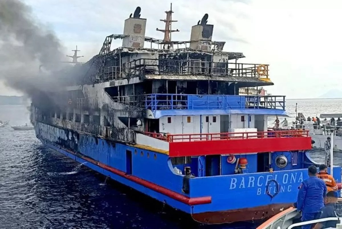 KM Barcelona 5 mengalami kebakaran di perairan Talise, Kabupaten Minahasa Utara, Sulawesi Utara, Minggu (20/7).