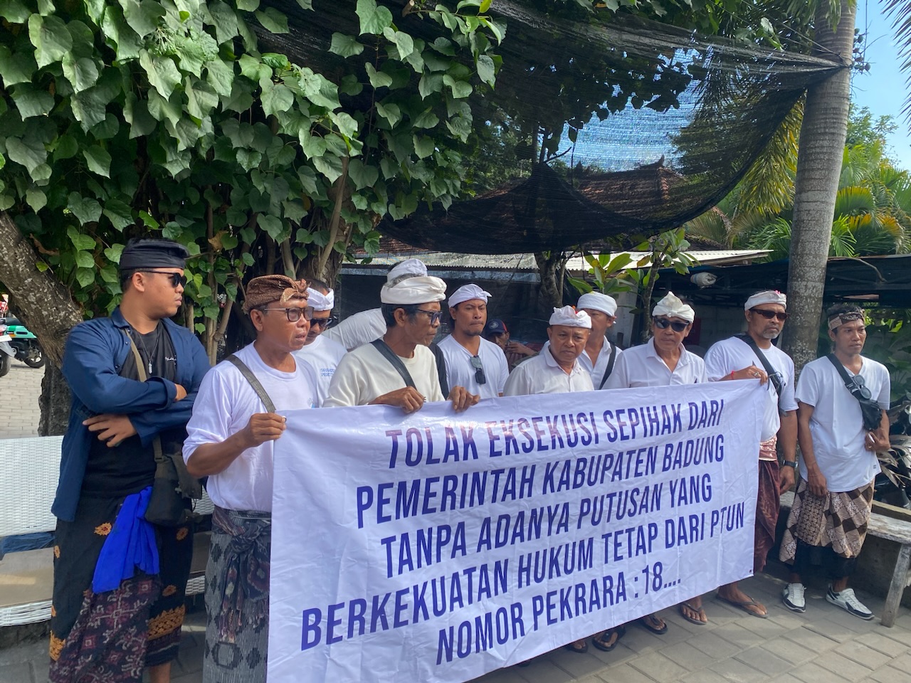 AKSI DAMAI: Sejumlah warga saat menggelar protes atas pembongkaran usaha di Pantai Bingin, Desa Pecatu, Kuta Selatan, Senin (21/7).