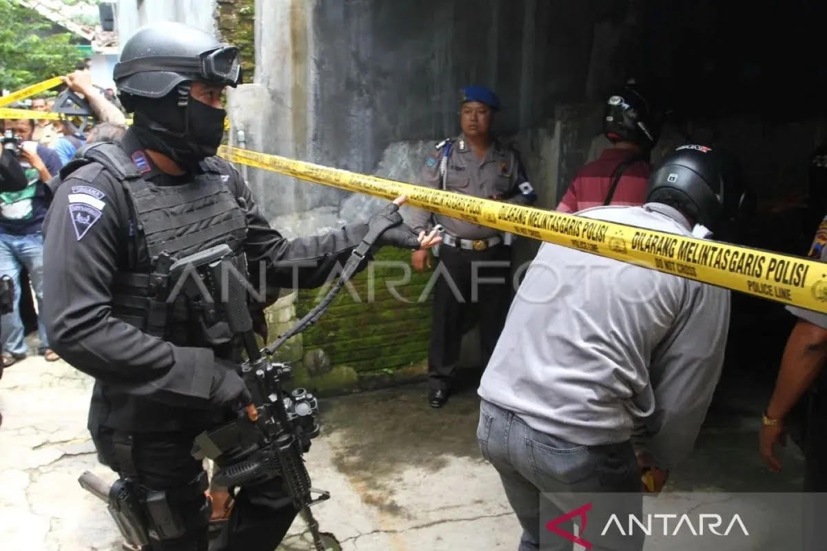 Ilustrasi - Sejumlah anggota Densus 88 menyisir lokasi penangkapan teroris di Weru, Sukoharjo. FOTO ANTARA/Akbar Nugroho Gumay.