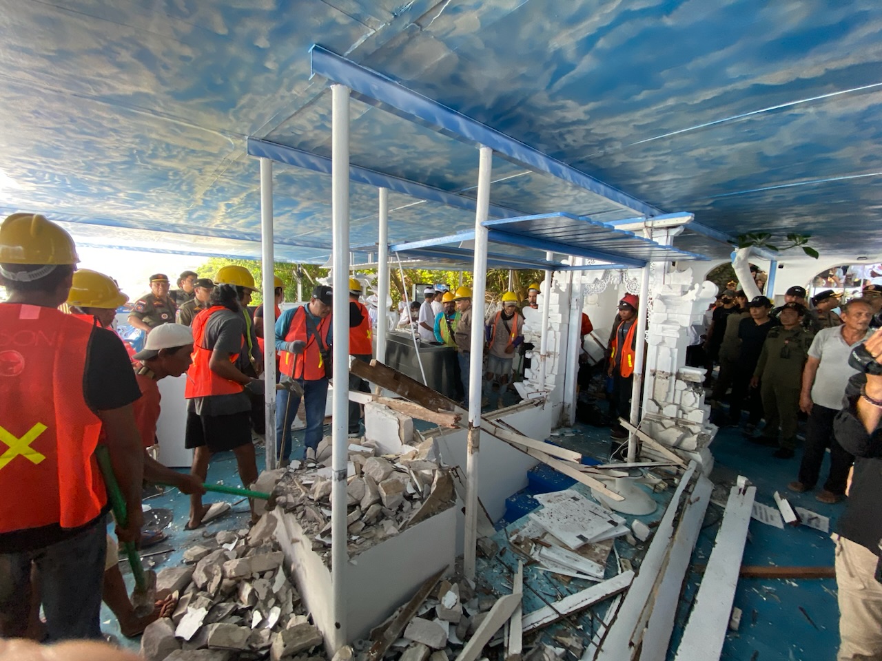 DIBONGKAR: Proses pembongkaran Morabito Sunset di Pantai Bingin, Desa Pecatu, Kuta Selatan, Senin (21/7).