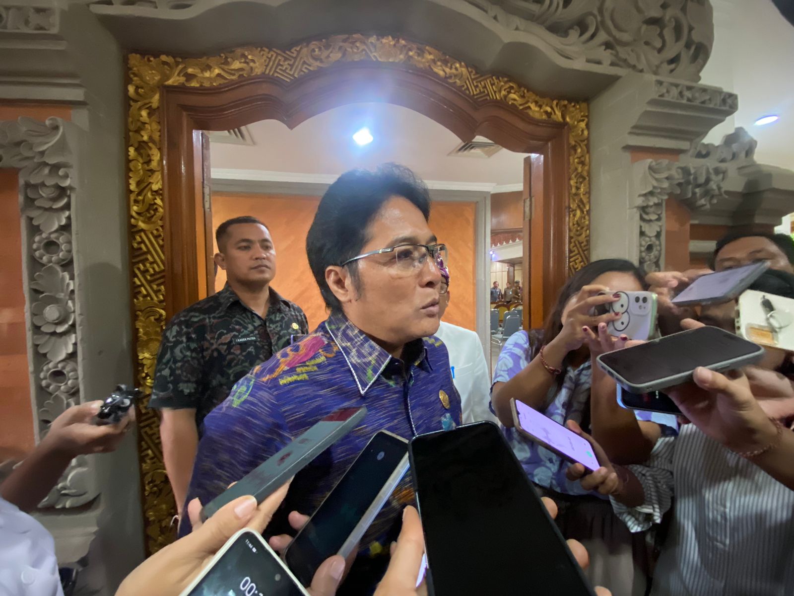 MENINGKAT: Wakil Gubernur Bali, Nyoman Giri Prasta saat diwawancara di Kantor Gubernur Bali, Senin (21/7).
