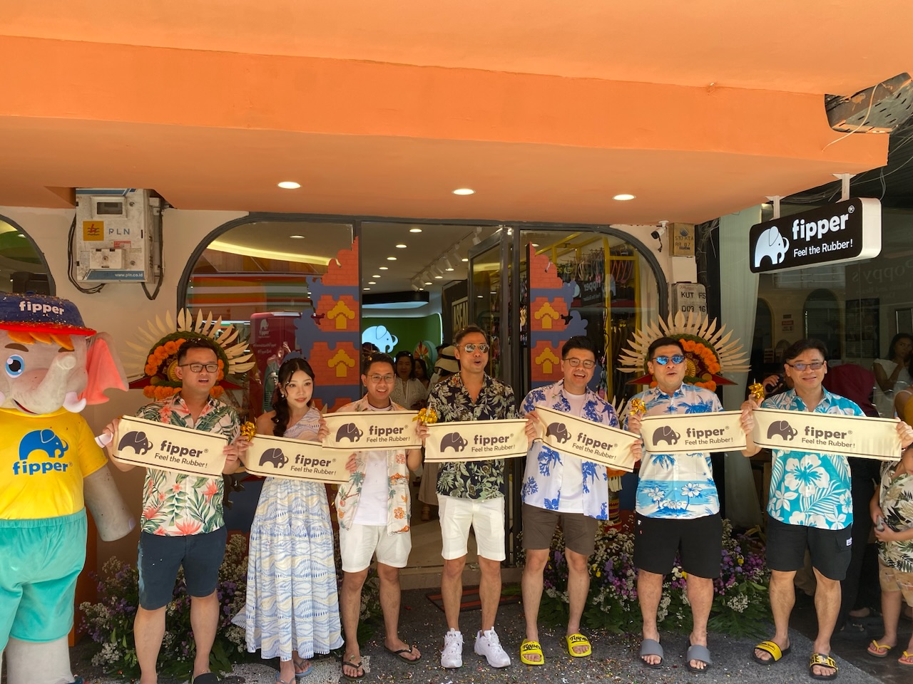 DIBUKA: Pemotongan pita sebagai simbolis dibukanya outlet terbaru Fipper di Kuta Square, Minggu (20/7).
