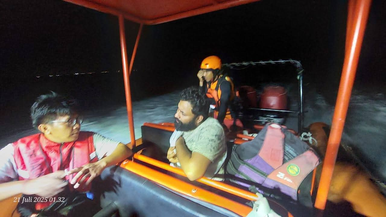Tim SAR Evakuasi ABK MV GH Alize yang Alami Kecelakaan Kerja